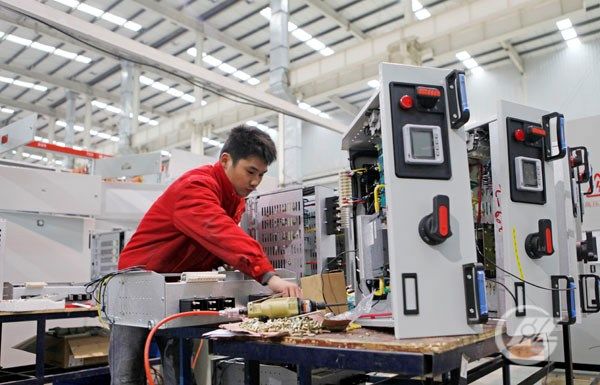 盛隆電氣技術(shù)人員正在操作現(xiàn)代化電氣設(shè)備。宋榮成 攝.JPG.jpg 盛隆電氣技術(shù)人員正在操作現(xiàn)代化電氣設(shè)備。宋榮成 攝.JPG.jpg